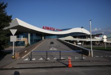 Табличка, приклеенная изолентой, в аэропорту Алматы возмутила Казнет
