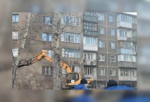 Деревья мешают коммунальщикам устранить аварию в Караганде (ВИДЕО)