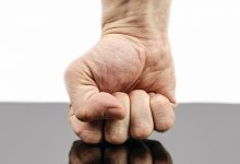 Учителя информатики из мести похитили и голым выкинули на улицу