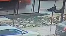 На пожилую пару обрушилось стекло от остановки в Астане (ВИДЕО)