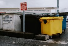 Мусорные контейнеры мешают въезду на парковку в Актау