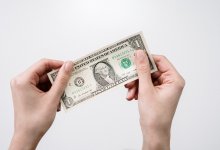 Доллар продолжает дешеветь на торгах в Казахстане