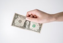 Доллар незначительно подешевел на торгах в Казахстане