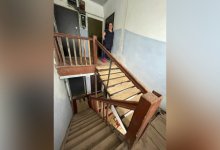 Лестницу, которая рухнула вместе с женщиной в Актобе, восстановили