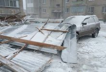 Ветер унес крышу многоэтажки: режим ЧС могут объявить в Тобыле