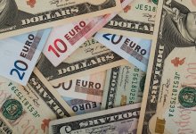 Доллар и евро значительно подешевели перед выходными в Казахстане