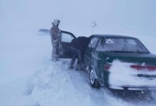Фура застряла и перекрыла проезд на трассе в Жетысу (ВИДЕО)