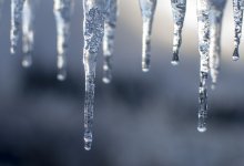Сосулька упала с крыши на годовалую девочку