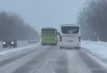 Два автобуса устроили гонки на дороге в Уральске (ВИДЕО)