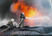 88-летнюю пенсионерку спасли из горящего дома в Уральске