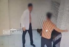 Полуголые мужчины устроили разборки в подъезде дома в Астане