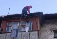 Трехлетнюю девочку спасли из запертой квартиры в Каскелене (ВИДЕО)