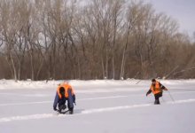 Лед взрывают на реке в Восточном Казахстане