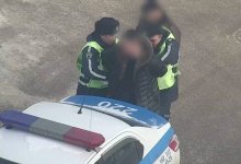 Полицейского на скорости протащили по дороге в Астане (ВИДЕО)