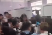 Давку с падающими детьми у школьного гардероба сняли на видео в Астане