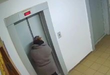 Пинавшую дверь лифта ногами карагандинку оштрафовали