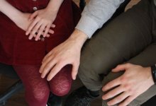 Обнял и поцеловал: подростки обвинили в домогательствах школьного охранника