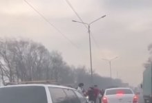 Мужчина избил водителя в его же авто на трассе Алматы – Бишкек (ВИДЕО)