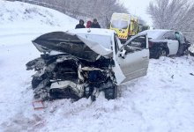Женщина застряла в машине после аварии в Усть-Каменогорске