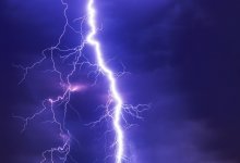 Футболиста ударило молнией во время матча (ВИДЕО)