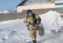 Газовый баллон из горящего дома вынес спасатель в карагандинском селе (ВИДЕО)