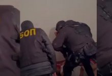 Пытал детей в алматинском селе: видео задержания мужчины появилось в сети