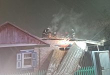 Пожарные на руках вынесли мужчину и газовый баллон из горящего дома в Павлодаре