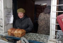 Участковый инспектор раздал хлеб жителям подтопленного поселка в Костанайской области