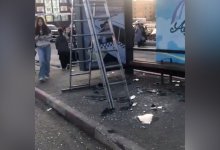 Три женщины госпитализированы из-за упавшего на остановку рекламного щита в Актобе (ВИДЕО)