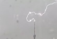 Молния ударила в телебашню на Коктобе в Алматы (ВИДЕО)