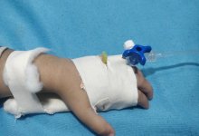 Годовалая девочка выпала из окна в Караганде