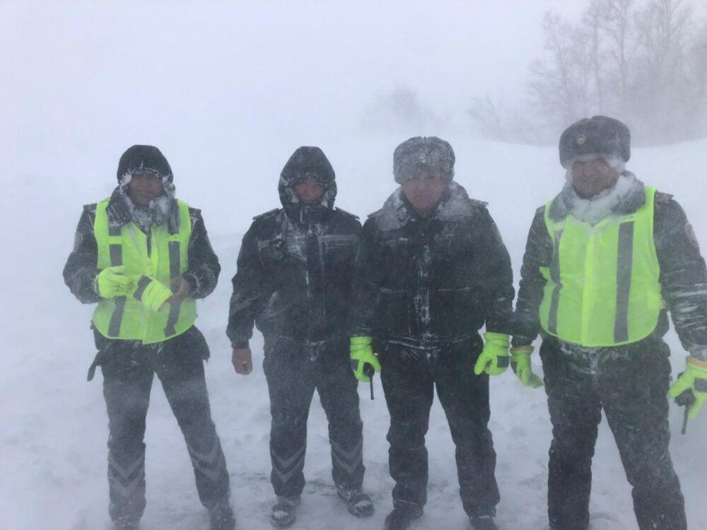 Фото позитивного замерзшего полицейского с трассы Темиртау-Караганда разместили в сети