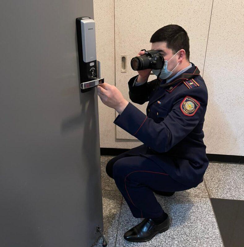 Криминалист зарплата. Фотоаппарат криминалиста. Криминалист с фотокамерой. Фотоаппарат эксперта криминалиста. Металлодетектор для эксперта криминалиста.