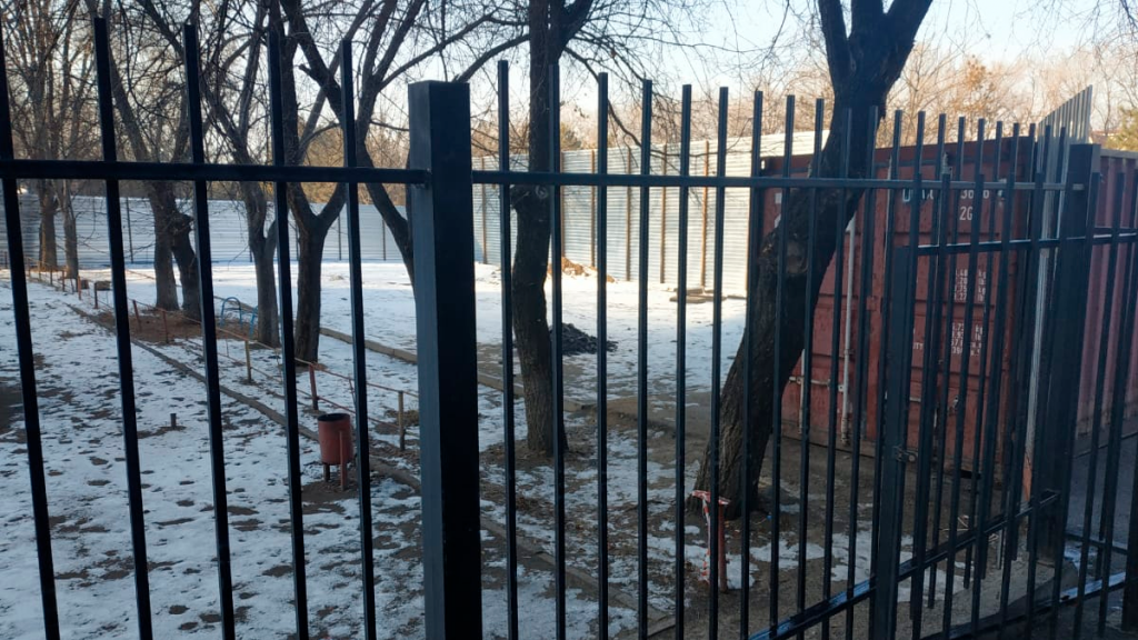 Автосалон и СТО хотят построить на месте детской площадки в Алматы