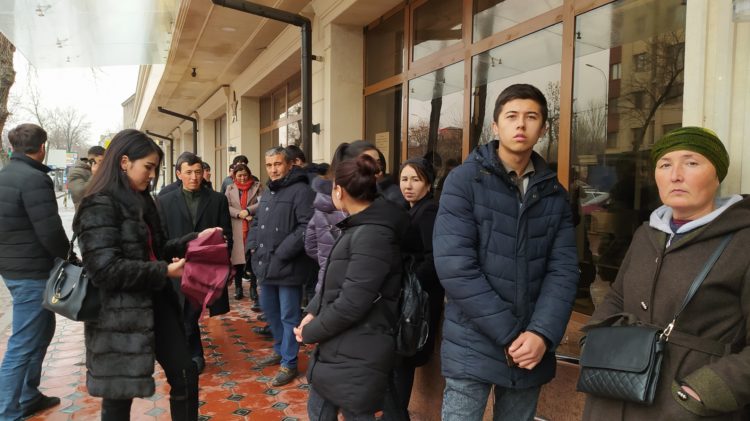 Тысячи узбекских студентов покидают казахстанские вузы. Зачем им это