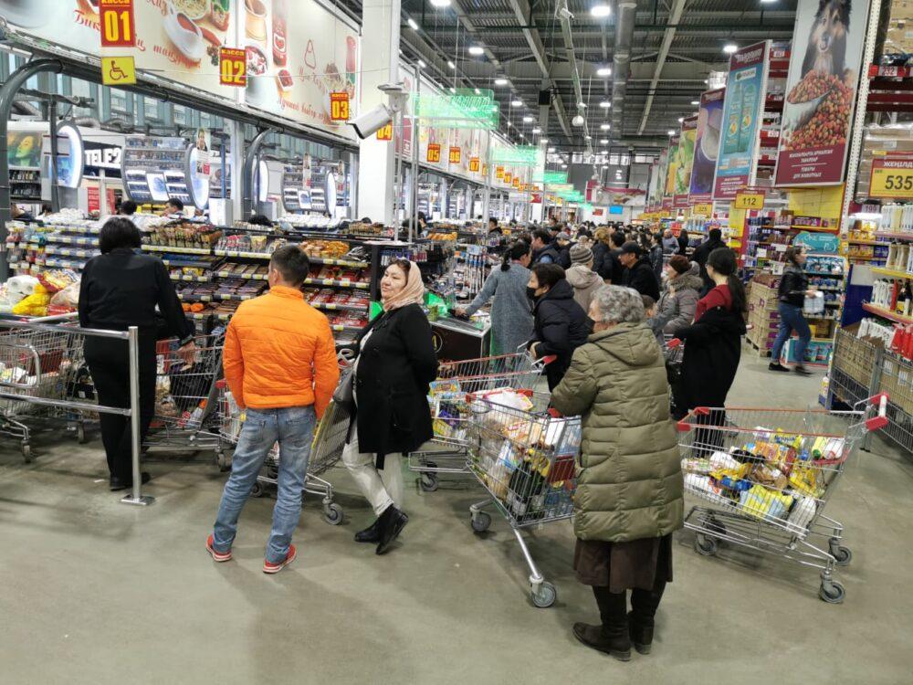 В Нур-Султане и Алматы началась паника: люди массово скупают продукты питания 4