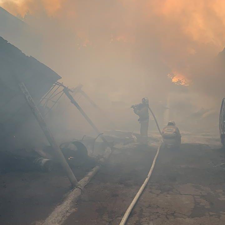Подробности крупного пожара на складе в Алматы сообщил ДЧС 1