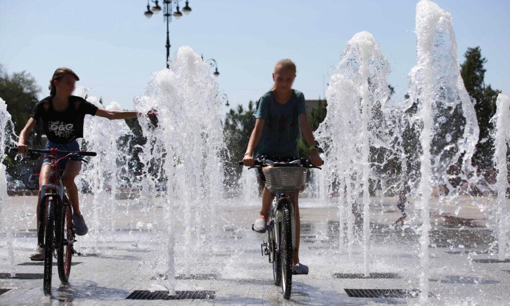 В Алматы дети спасаются от зноя в фонтанах. Объясняем, почему это опасно для здоровья и кошелька 2