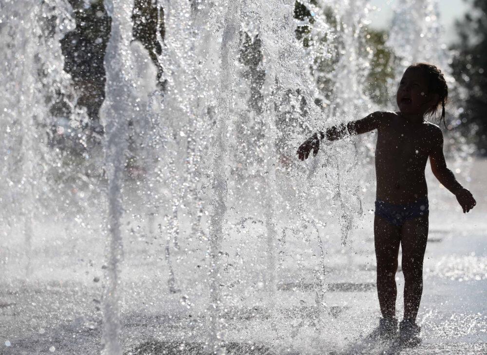 В Алматы дети спасаются от зноя в фонтанах. Объясняем, почему это опасно  для здоровья и кошелька