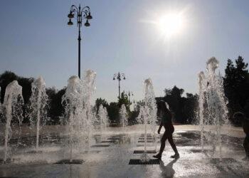 В Алматы дети спасаются от зноя в фонтанах. Объясняем, почему это опасно для здоровья и кошелька