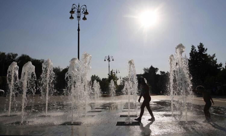 В Алматы дети спасаются от зноя в фонтанах. Объясняем, почему это опасно для здоровья и кошелька