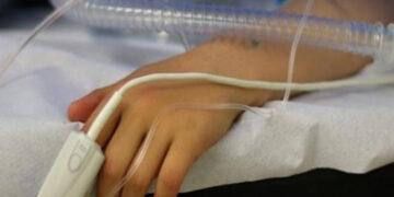 «Не знаю, в какие двери стучать» — мама впавшей в кому девочки после стоматологии