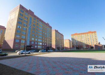 В Атырау заселили людей в новый дом, который может обрушиться