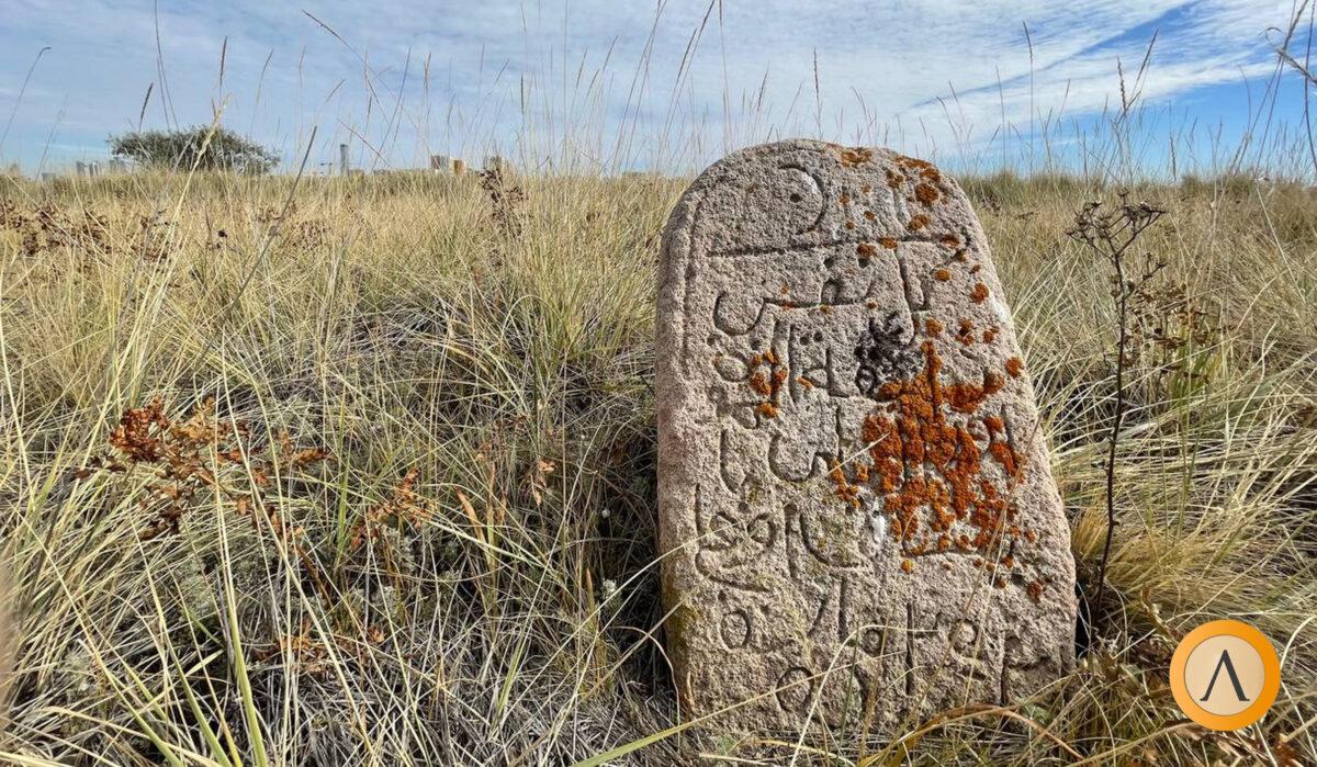 Посреди озер Малого Талдыколя стоят заброшенными столетние кладбища: откуда они там взялись